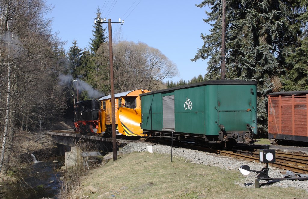 99 568 rangiert am 17.04.2010 in Schlssel. Hier wird gerade der bentigte Fahrradwagen 974 323 der RKB wegesetzt, weil der Klima-Schneepflug 97-09-43 davor stand.