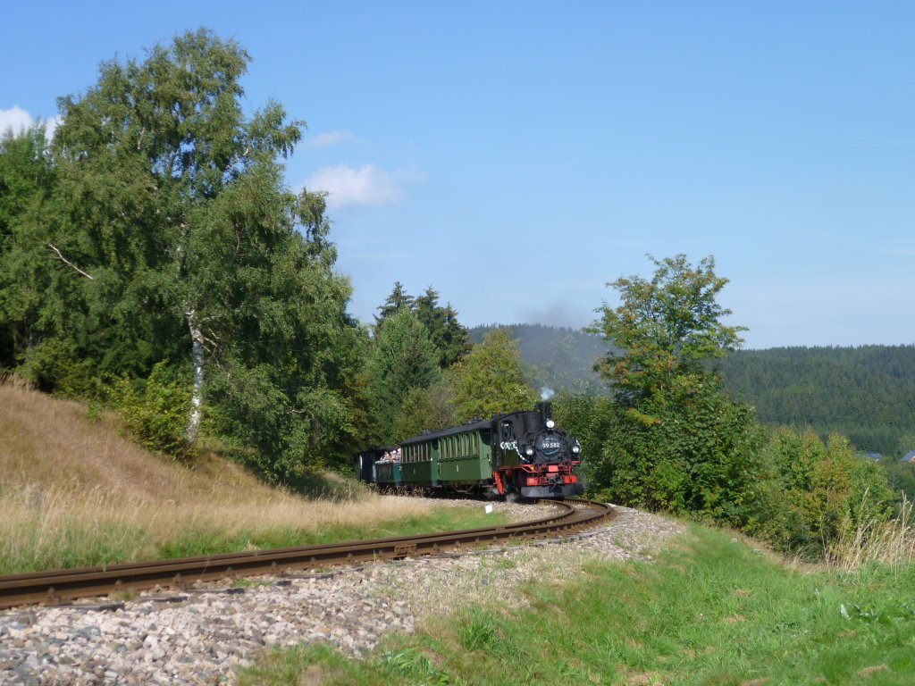 99 582 fhrt am 03.09.11 in Schnheide ein. Anlass ist das Brstenfest.

