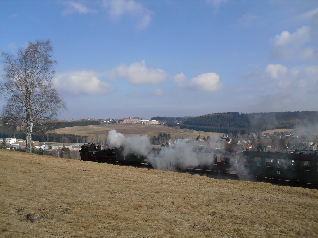 99 582 macht am 20.03.11 die Teddybrfahrten in Schnheide. Hier verlsst sie Schnheide in Richtung Neuheide. Im Hintergrund sieht man die Brstenfabrik in Sttzengrn.