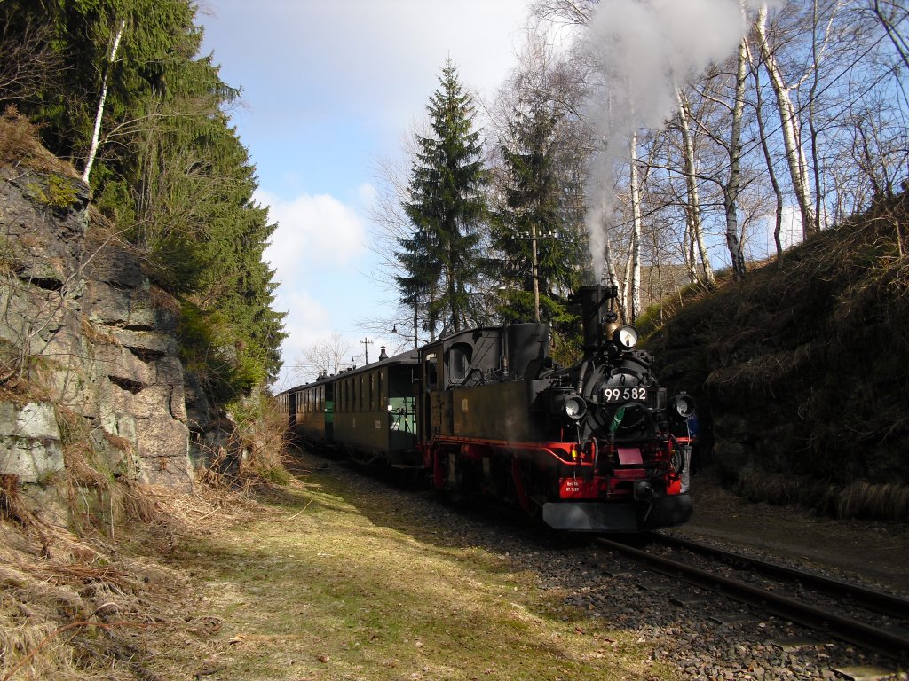 99 582 macht am 20.03.11 die Teddybrfahrten in Schnheide. Hier am Haltepunkt Neulehn.

