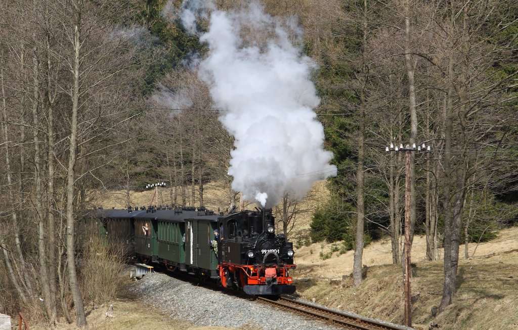 99 590 ist am 02.04.10 zwischen Schlssel und Jhstadt unterwegs.