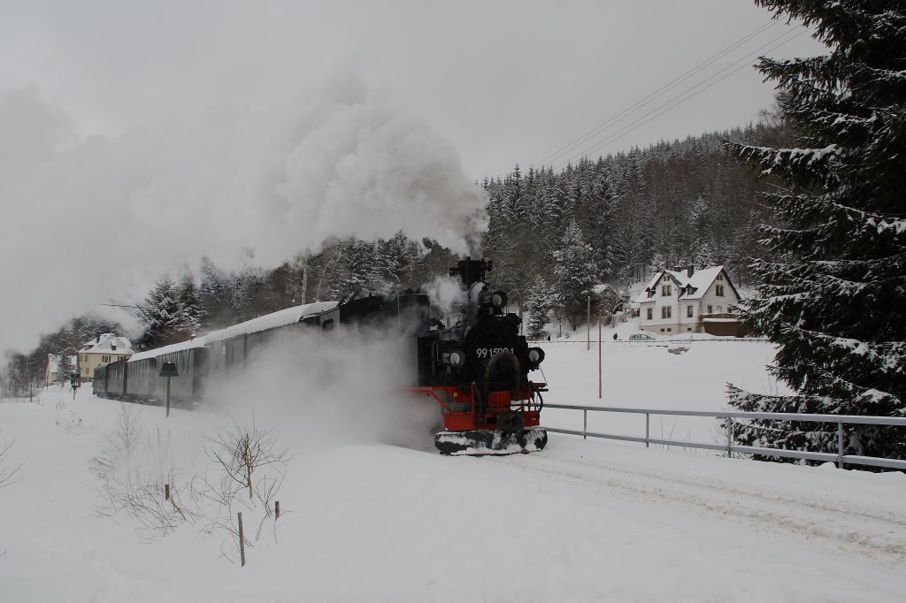99 590 ist am 13.02.2010 kurz vor dem Bahnhof Schmalzgrube unterwegs.