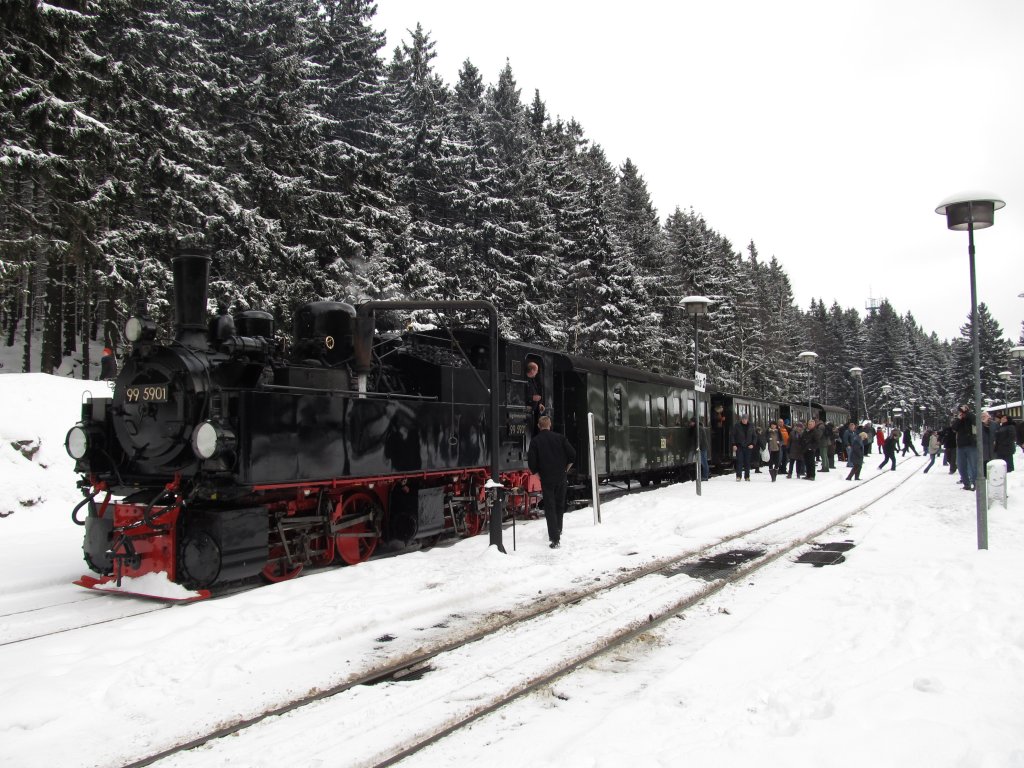 99 5901 (mit Traditionszug) nimmt am 09.02.2013 im Bahnhof Schierke Wasser und wartet auf ihre Weiterfahrt zum Brocken.