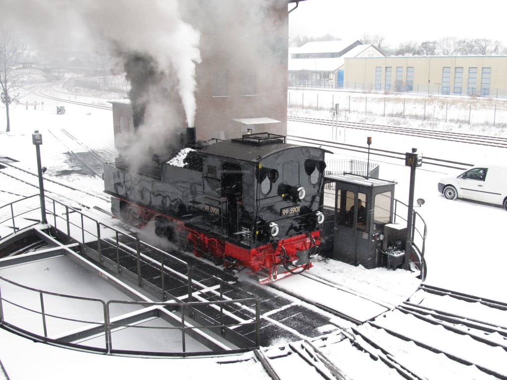 99 5901 steht am 09.02.2013 in der Lokeinsatzstelle Wernigerode auf der Drehscheibe und wird fr die anstehende Fahrt zum Brocken vorbereitet.
