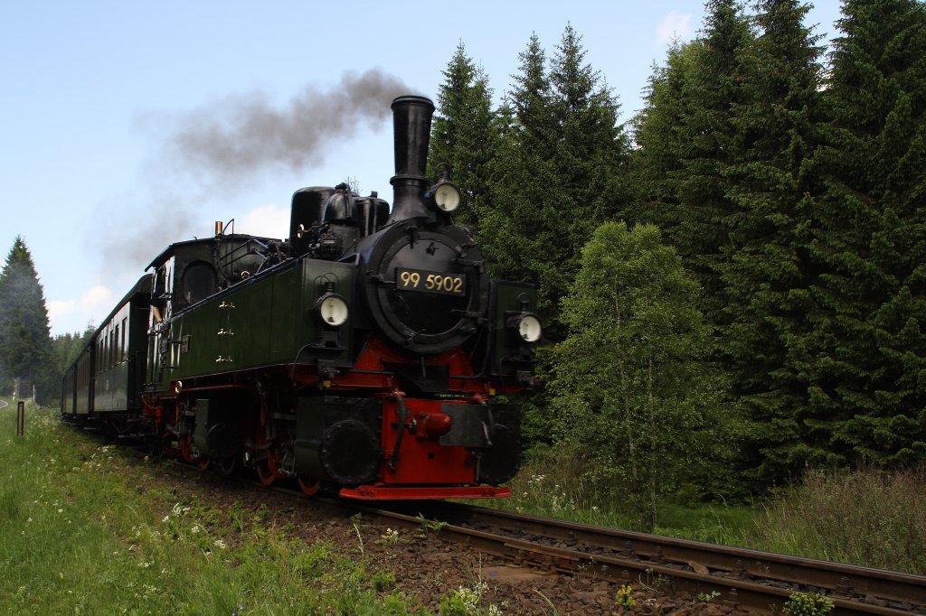99 5902 ist am 11.06.2010 auf der Harzquerbahn unterwegs. 