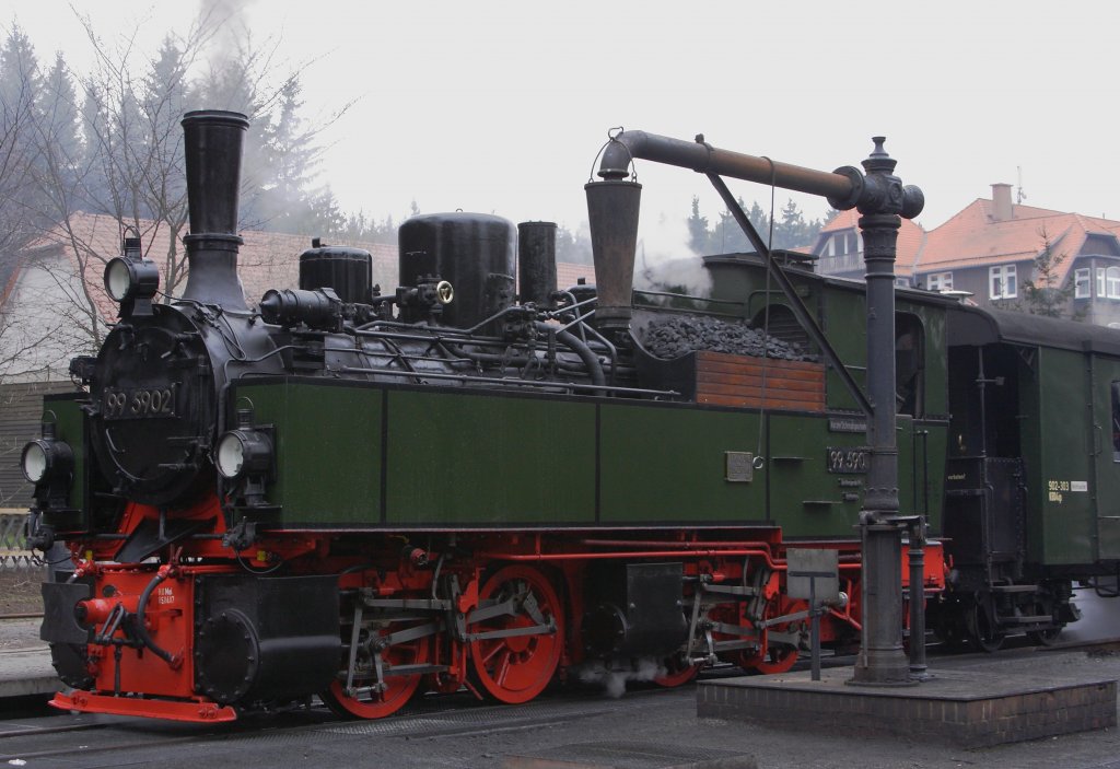 99 5902 am Wasserkran im Bahnhof Drei Annen Hohne. (Aufnahme vom 06.04.2012)