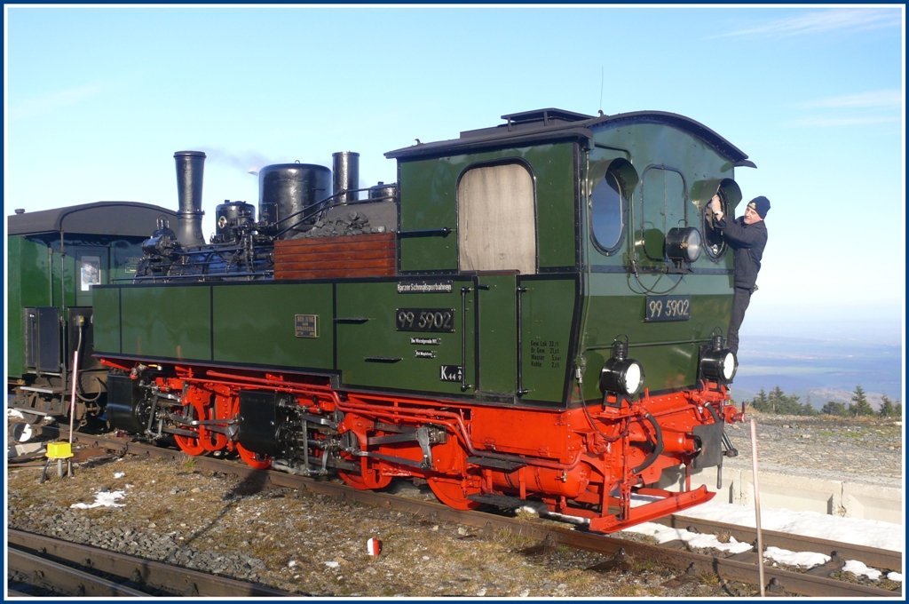 99 5902  (Baujahr 1898) mit Traditionszug auf dem Brocken. (07.12.2009)