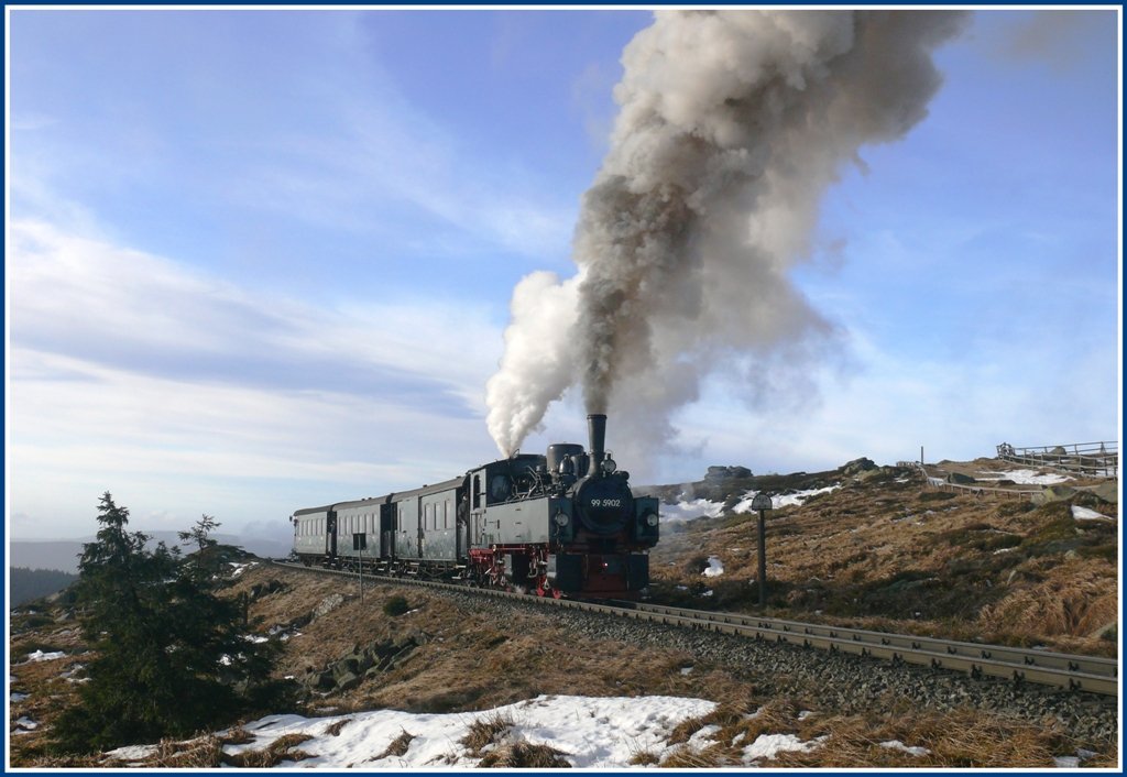 99 5902 mit einem Sonderzug f�r englische Eisenbahnenthusiasten erreicht in K�rze die Endstation auf dem Brocken. (07.12.2009)
