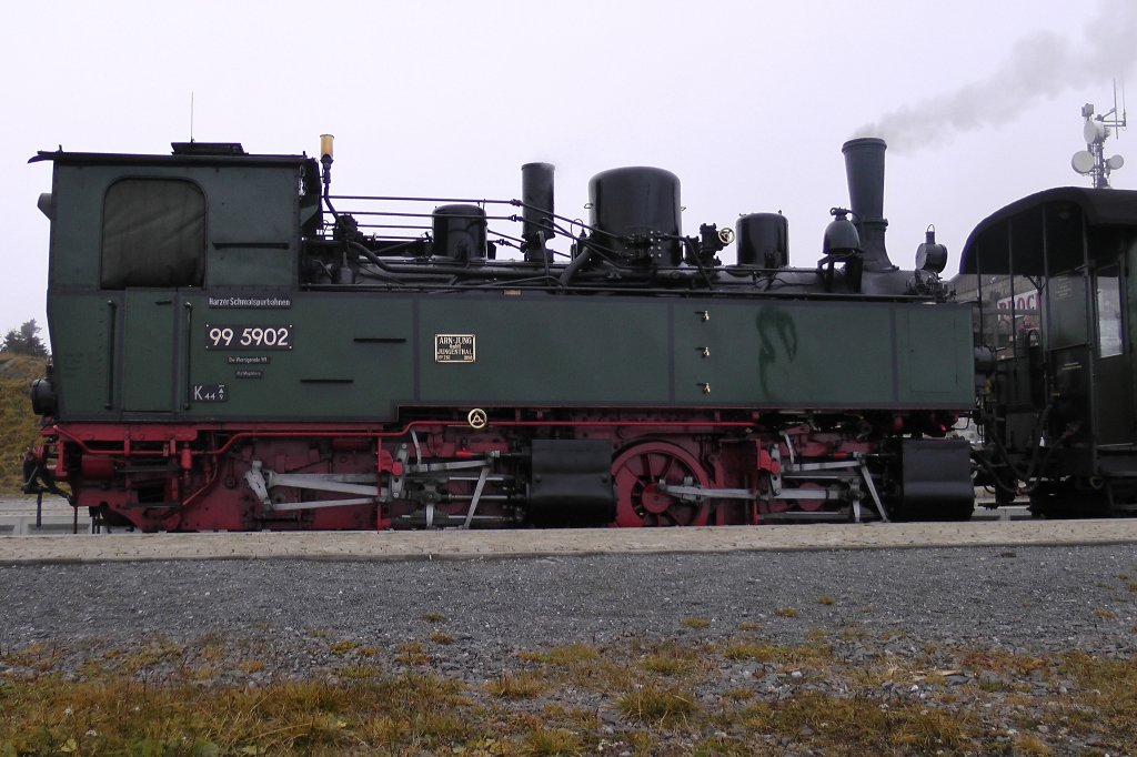99 5902 suselt am 13.10.2012 gegen 14:14 Uhr auf dem Brocken vor sich hin.
Die Rckfahrt mit dem Sonderzug wird spter erst sein. Wind - Nebel -Klte.