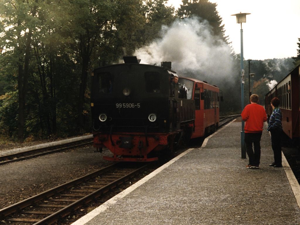 99 5906-5 der Harzer Schmalspurbahnen mit modernen Triebwagen auf Bahnhof Drei Annen Hohne am 16-10-1997. Bild und scan: Date Jan de Vries. 