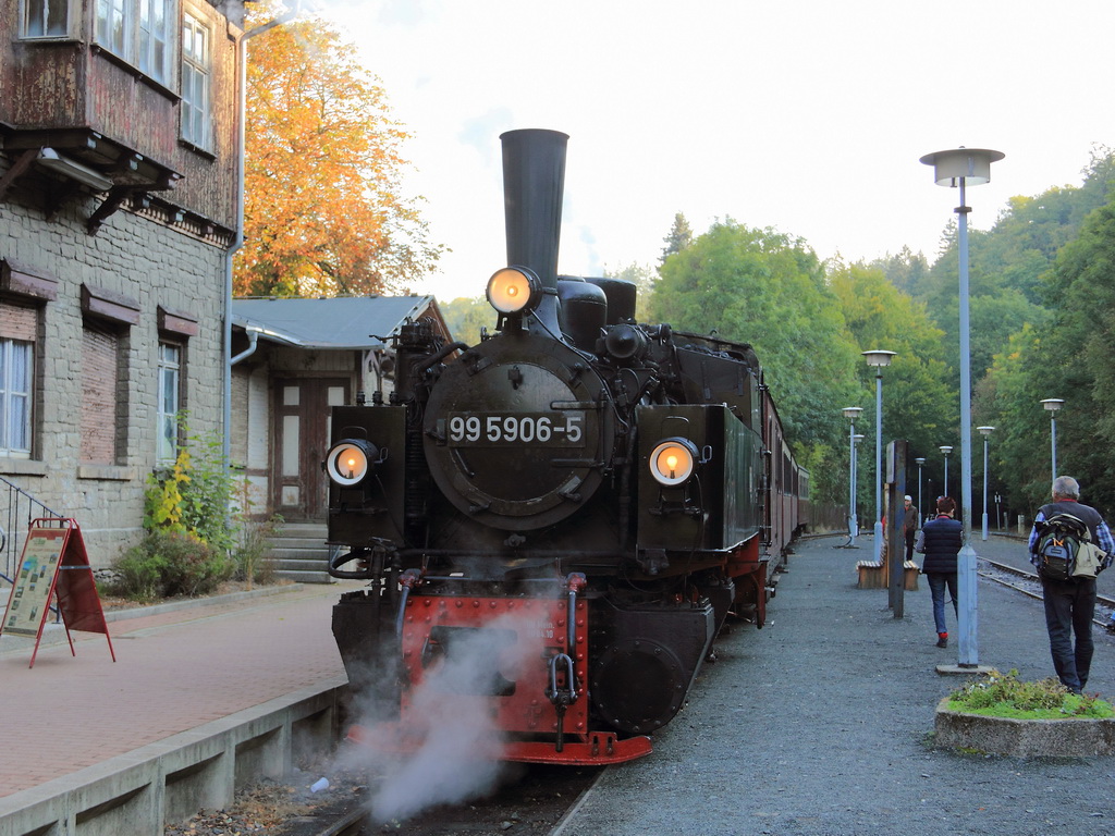 99 5906-5 steht am 22. September 2012 mit HSB 8951  zur Weiterfahrt nach Eisfelder Thalmhle im Bahnhof Alexisbad
