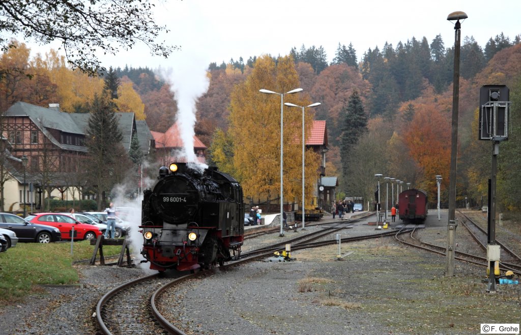 99 6001-4 beim Umsetzen, Selketalbahn im Harz (1.000mm Spurweite), fotografiert im Bahnhof Alexisbad am 30.10.2011