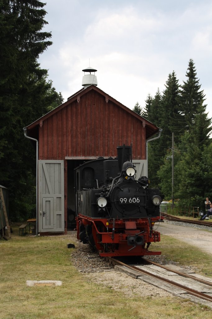 99 606 am 12.08.2012 im Bahnhof Carlsfeld.