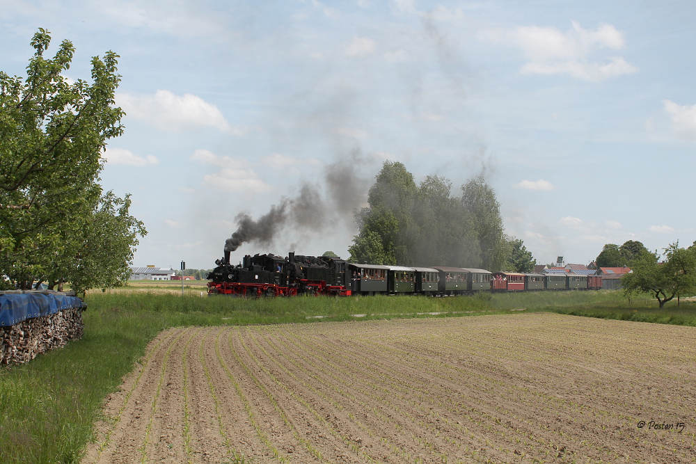 99 608 als Vorspann vor 99 788 am 19.05.2012 bei pfingen.