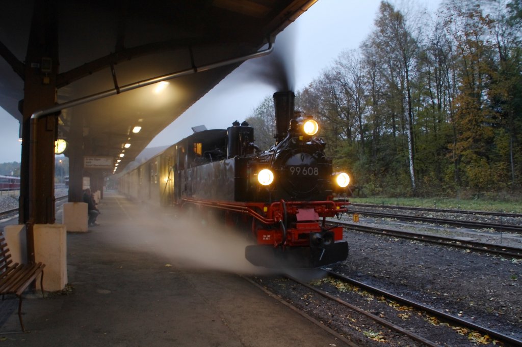 99 608 am Abend des 25.10.2011 im Bahnhof Cranzahl.