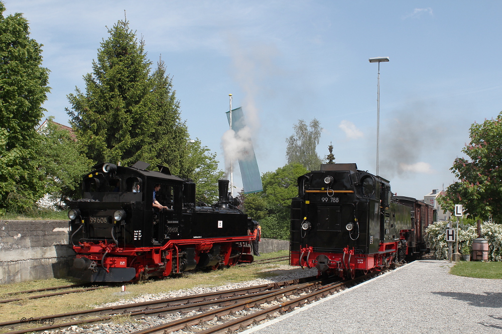99 608 wartet am 19 05.2012 in Ochsenhausen auf die Einfahrt des Personenzuges aus Warthausen um dann gemeinsam mit 99 788 den Zug wieder zur�ck nach Warthausen zu fahren.