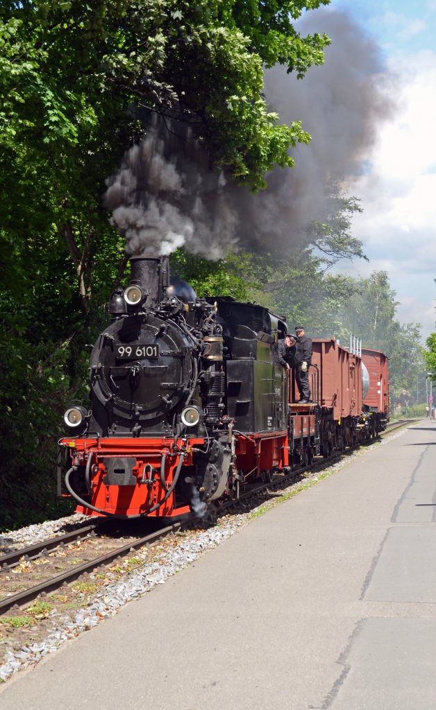 99 6101 befrderte am 09.06.12 einen Rollbockzug anlsslich des 125 jhrigen Jubilums der HSB. Hier durchfhrt der Zug Wernigerode.