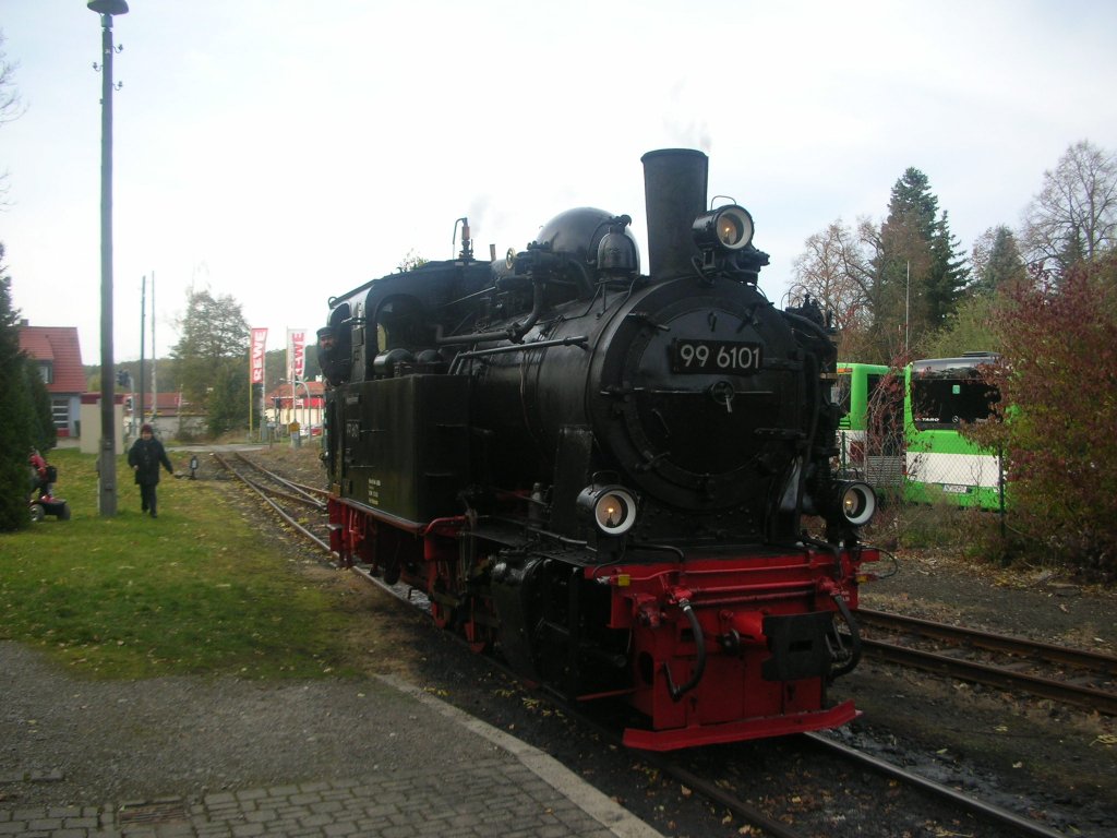 99 6101 beim Umsetzen im Bahnhof  Harzgerode  am 23.10.2010