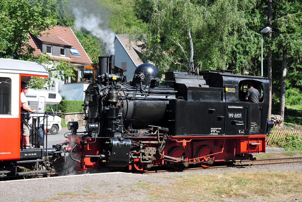 99 6101, im Einsatz fr die BEG,  von der  Harzer Schmalspurbahn  ausgeliehen, im Bf Burgbrohl - 08.09.2012