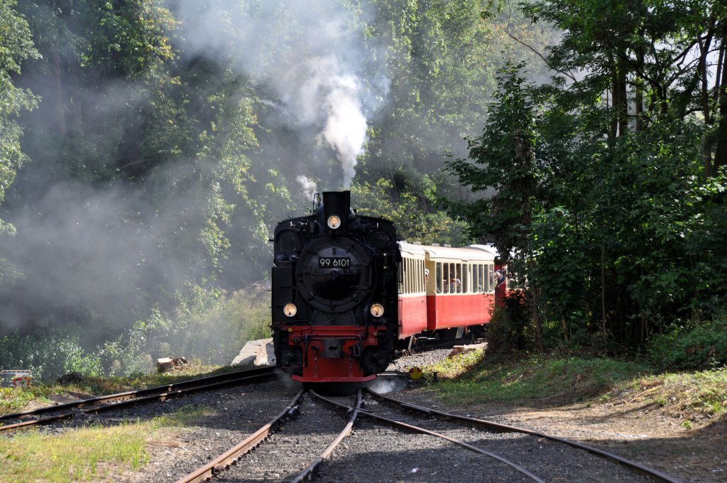 99 6101 der HSB als Gastfahrzeug bei der Brohlatalbahn bei der Einfahrt in Burgbrohl (25.08.2012)