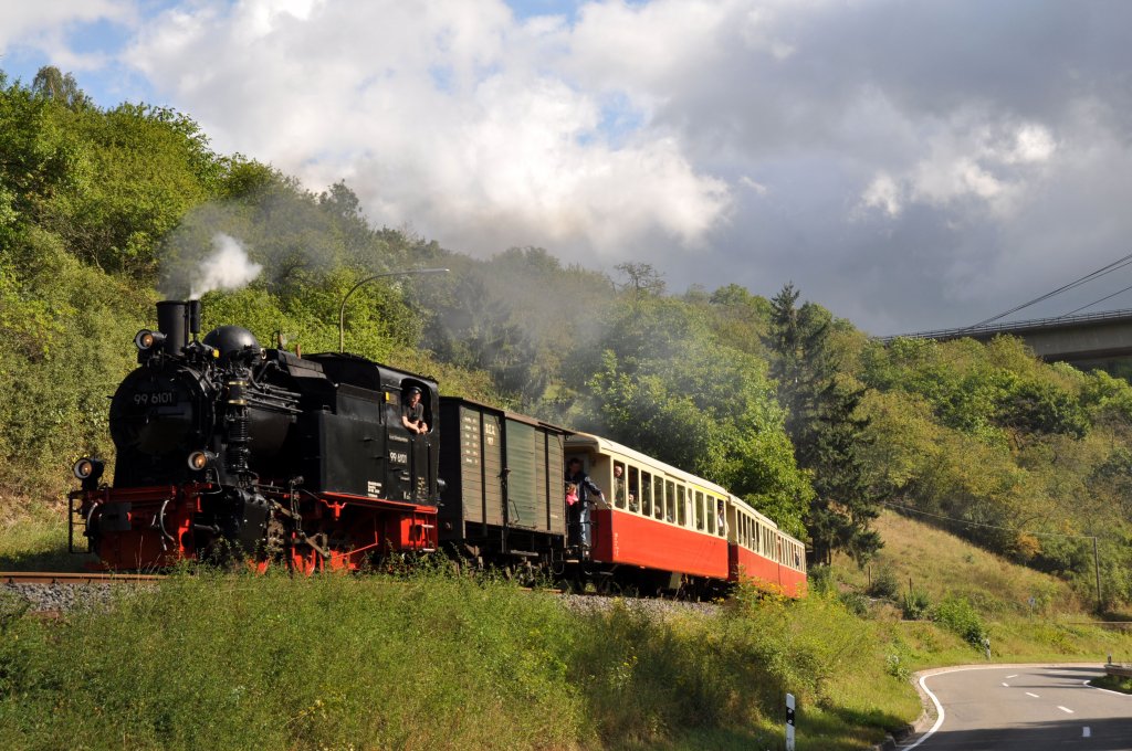 99 6101 der HSB als Gastfahrzeug bei der Brohlatalbahn bei Niederzissen (25.08.2012)
