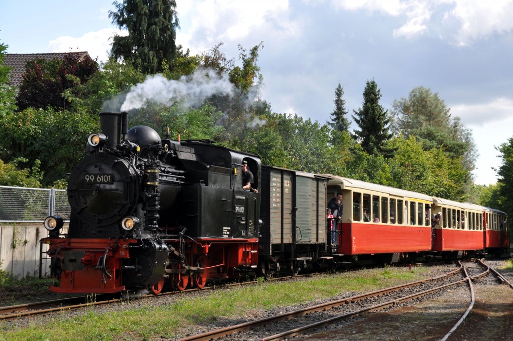 99 6101 der HSB als Gastfahrzeug bei der Brohlatalbahn bei der Einfahrt in Oberzissen (25.08.2012)
