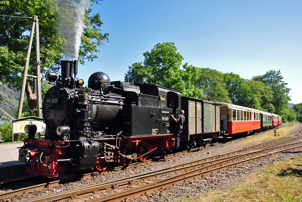 99 6101 (HSB Leihgabe) kuppelt wieder an Garnitur fr die nchste Fahrt der BEG im Bf Brohl an - 08.09.2012