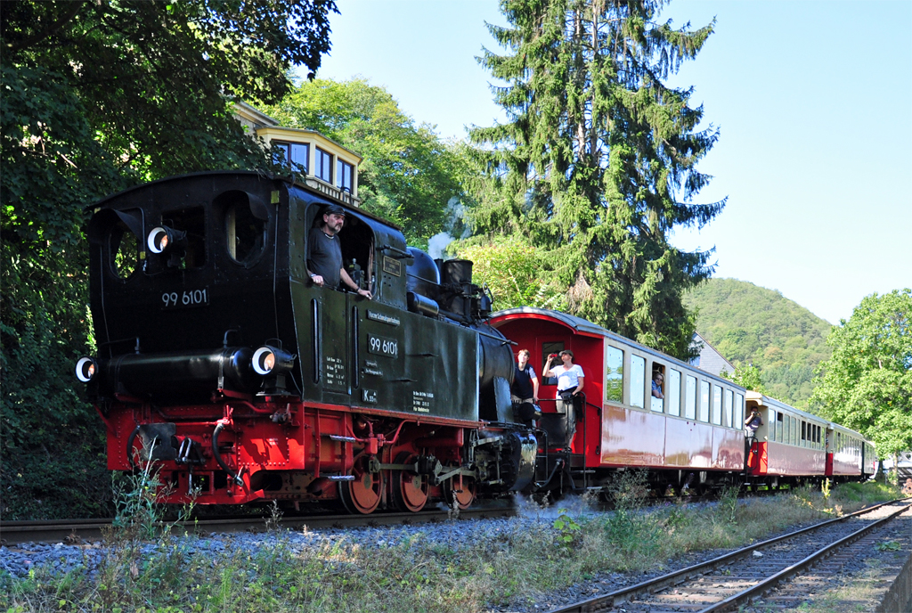 99 6101 (Leihgabe Harzer Schmalspurbahn) fhrt in den BEG-Bahnhof Brohl ein - 08.09.2012