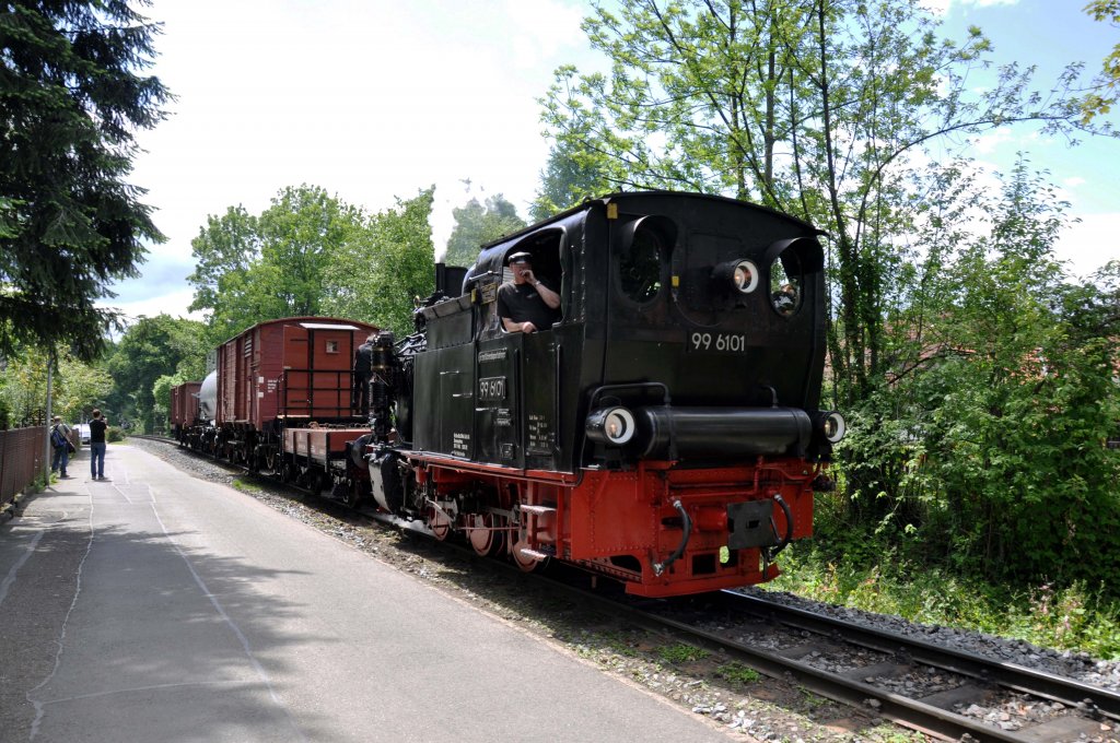 99 6101 mit einem Rolbockzug zwischen den Haltestellen  Hochschule Harz  und  Westerntor  (09.06.2012)
