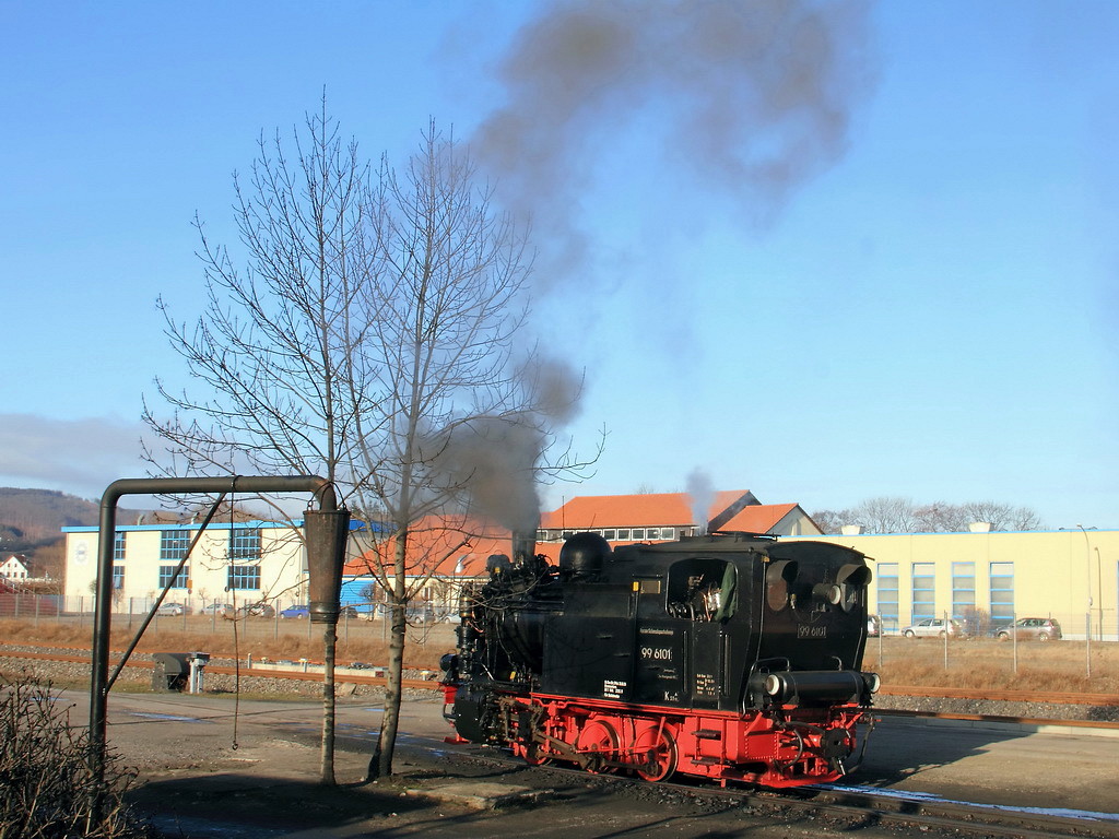 99 6101 steht im angeheizten Zustand auf dem Betriebsgelnde des Bahnhofs Wernigerode am 20. Februar 2012. 