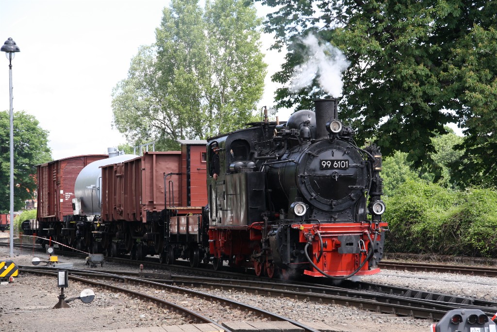 99 6101 in Wernigerode Westerntor mit einem Rollbockzug in Richtung Hasserode am 10.06.2012