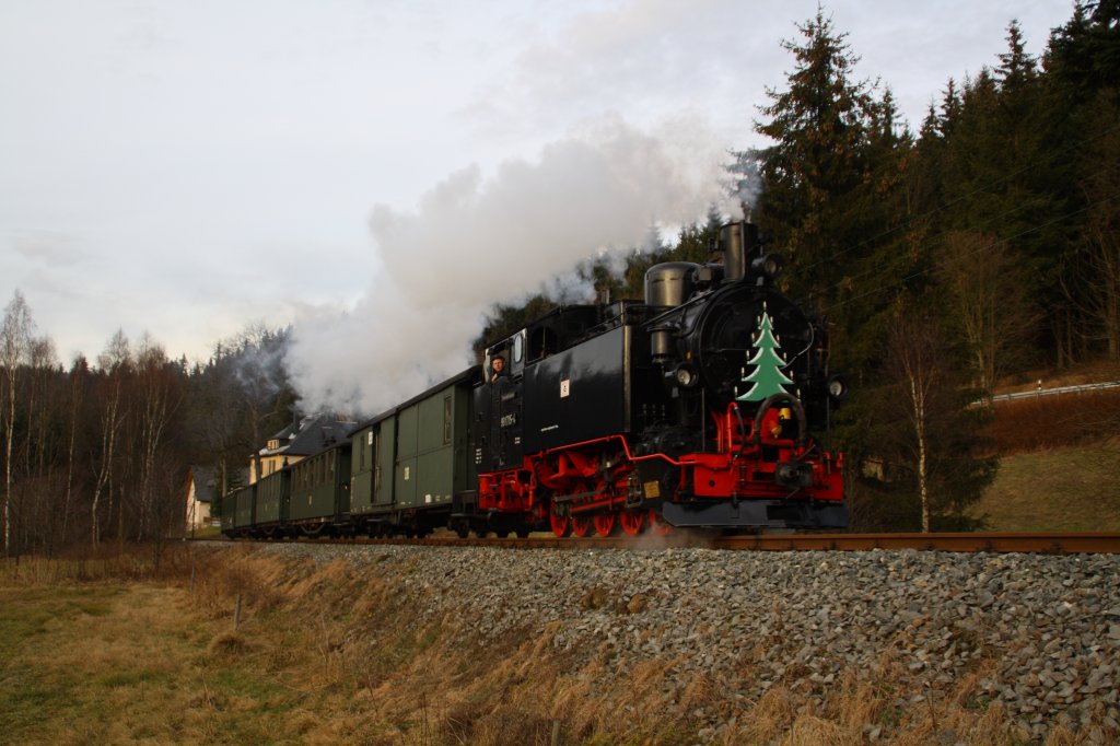 99 715 ist am 29.11.09 zwischen Steinbach und Schmalzgrube unterwegs.