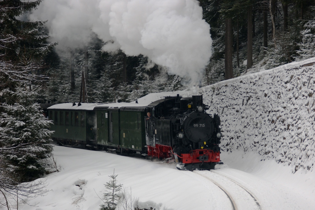99 715 bei bestem Winterwetter an der Steinmauer, aufgenommen am 29.3.2013.