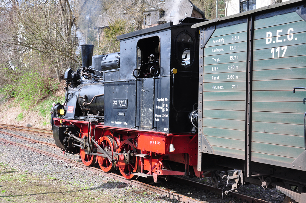 99 7203 am Bhf Burgbrohl (von hinten links aufgenommen) 02.04.2010. Die Lok gehrt zum  Alb-Bhnle , betreut von den  Ulmer Eisenbahnfreunde e.V. (UEF).