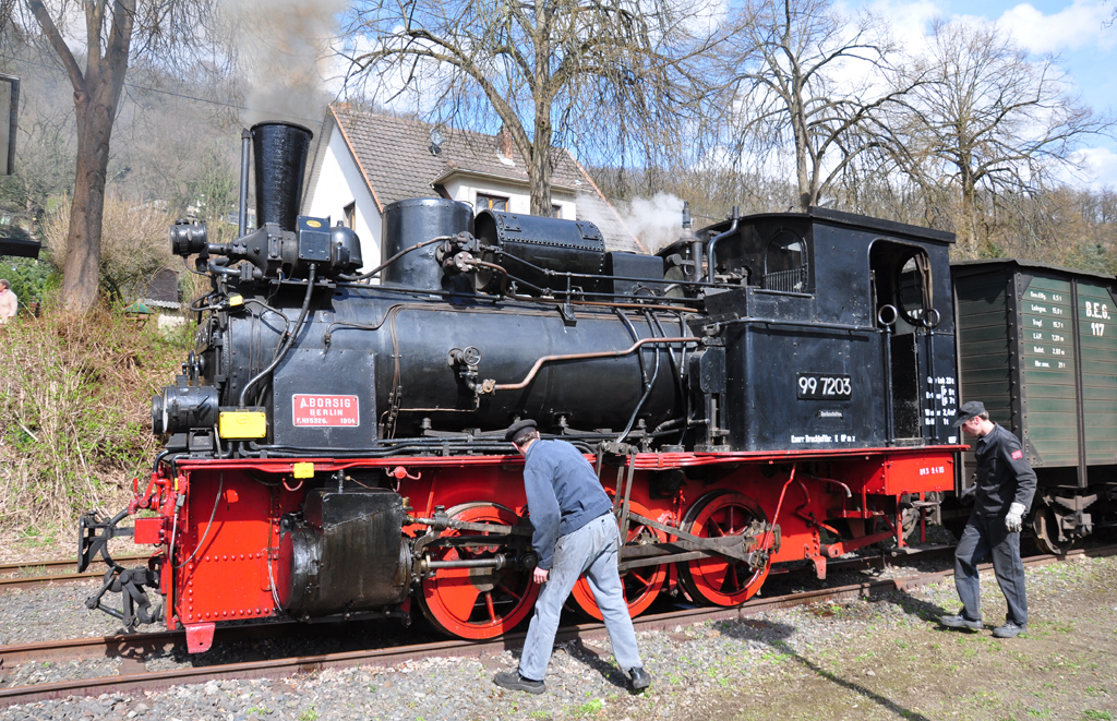 99 7203 des  Alb-Bhnle , betreut von den UEF (Ulmer Eisenbahnfreunde eV), Lf berprfen die Lok am Bhf Burgbrohl. Gasteinsatz ber Ostern bei der Brohltalbahn - 02.04.2010