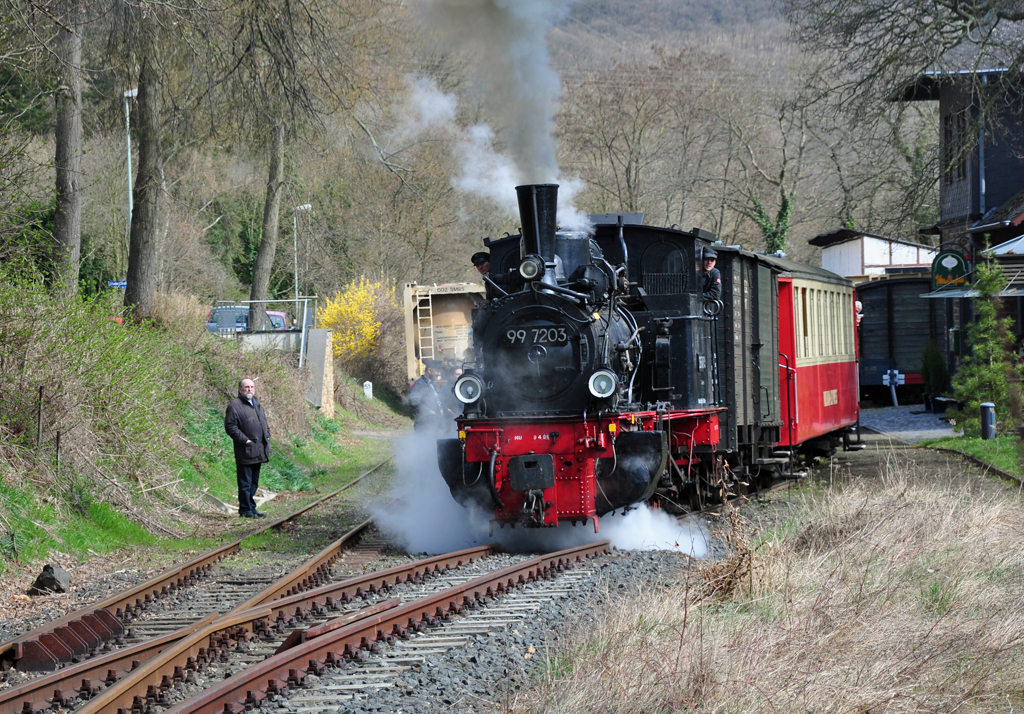 99 7203 (Gastlok vom  Alb-Bhnle, betreut durch die UEF) bei der Ausfahrt vom Bahnhof Burgbrohl, mit jeder Menge  Oldtimer Personenwagen  hinten dran . . . und 2 Dieselloks die schieben helfen!! 02.04.2010
