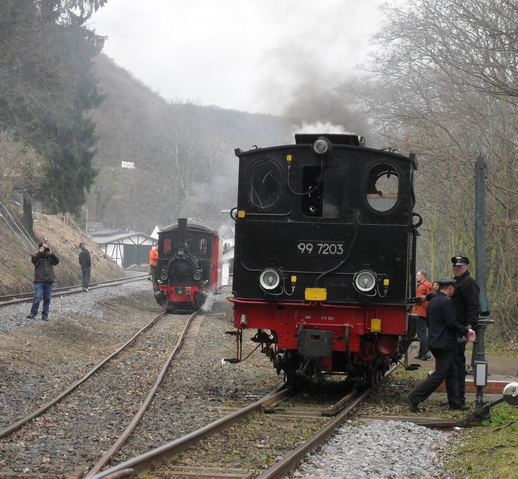 99 7203 und Lok  Franzburg  am 2.4.10 im Bahnhof Brohl der Brohltalbahn.Dampfspektakel 2010.175 Jahre Deutsche Eisenbahn.