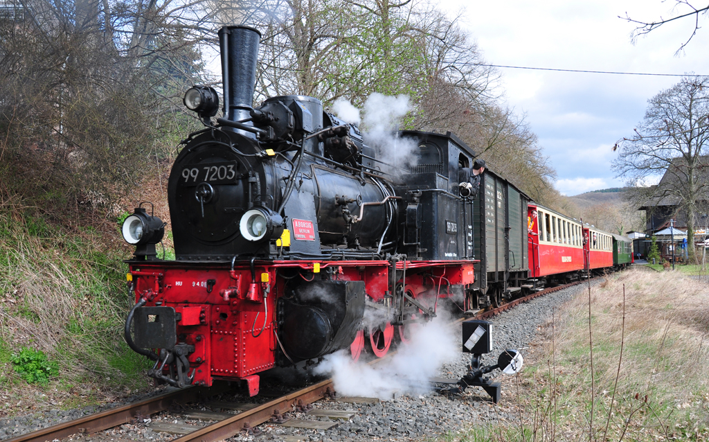 99 7203 mit Personenwagen verl��t den Bf Burgbrohl in Richtung Niederzissen - 02.04.2010