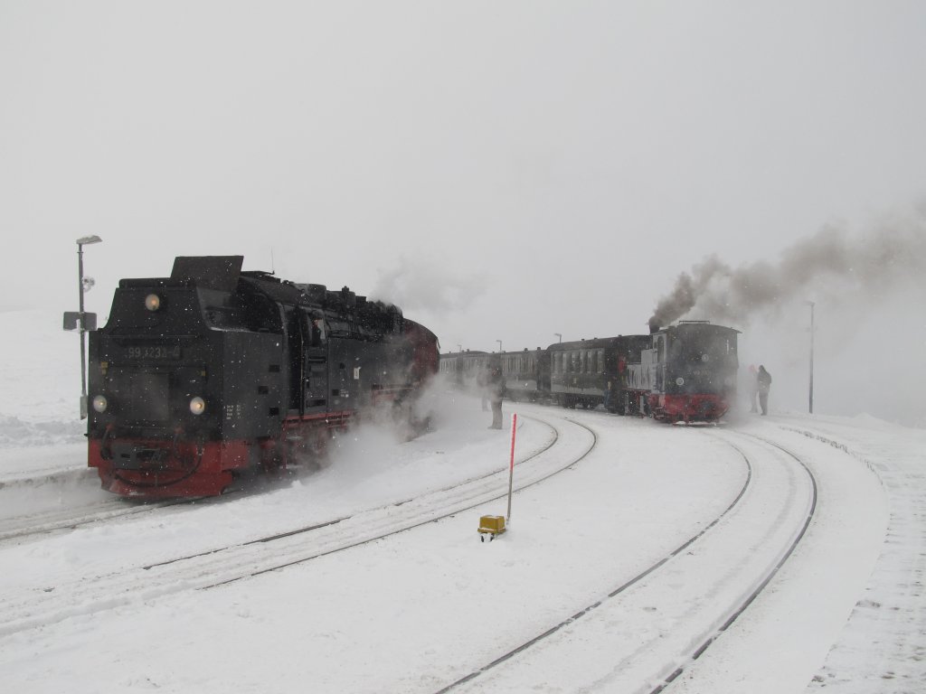 99 7232-4 und 99 5901 stehen am 09.02.2013 bei Winterwetter im Bahnhof Brocken und sind fr die Talfahrt bereit.