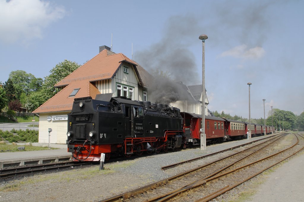 99 7232-4 am Abend des 07.06.10 bei bester Sonne im Bahnhof Elend.