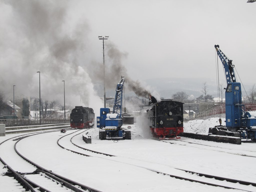 99 7232-4 ist bereits fertig aufgerstet und setzt rckwrts an ihren Zug. Nun steht 99 5901 zum bekohlen bereit. (aufgenommen am 09.02.2013 in Wernigerode)