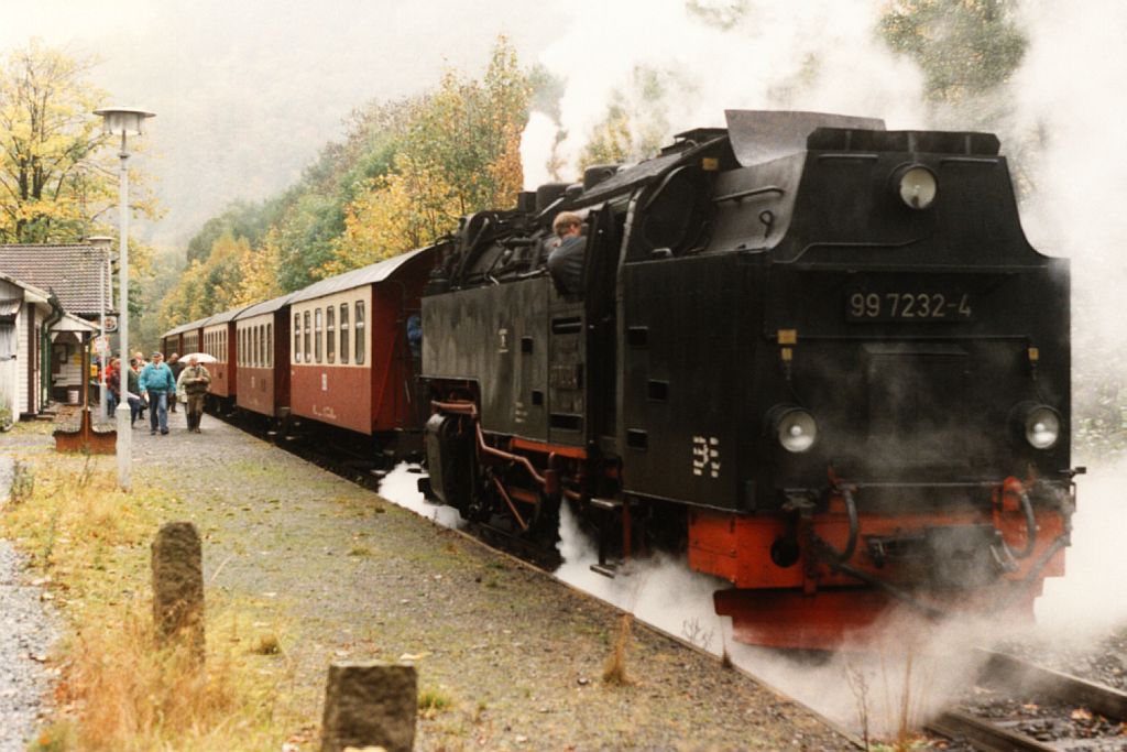 99 7232-4 der Harzer Schmalspurbahnen mit Zug 8904 Ilfeld-Wernigerode auf Bahnhof Netzkater am 14-10-1997. Bild und scan: Date Jan de Vries.