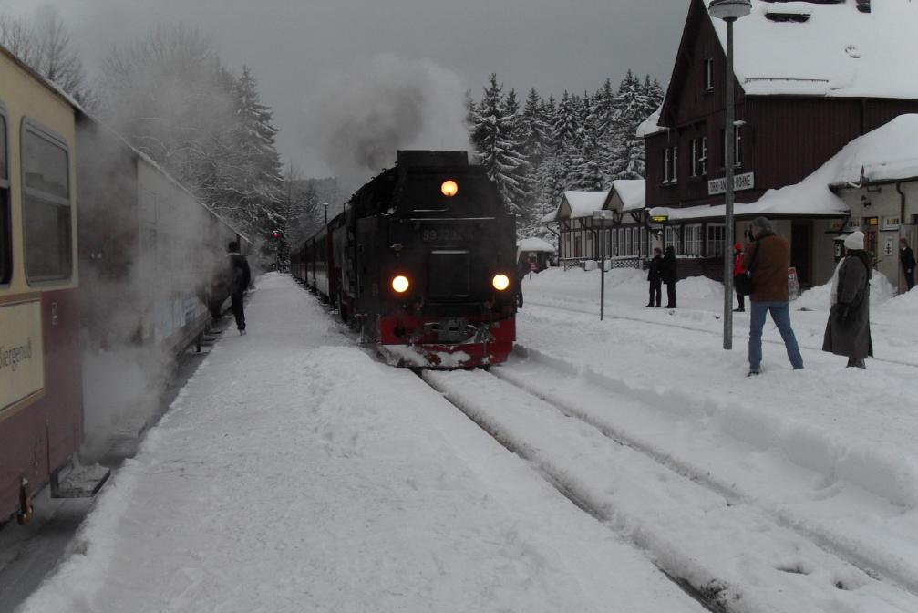 99 7232-4 trifft gerade mit einem Personenzug Brocken - Drei Annen Hohne - Brocken in Drei Annenhohne ein. Auf Grund der ca 70 mintigen Versptung durch einen Baum, ist dieser Zug allerdings nach einem kurzen Halt nach Wernigerode gefahren (19.12.2010).