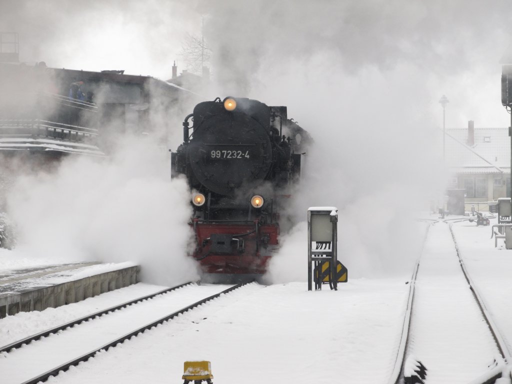 99 7232-4 verlsst am 09.02.2013 den Bahnhof Wernigerode.
