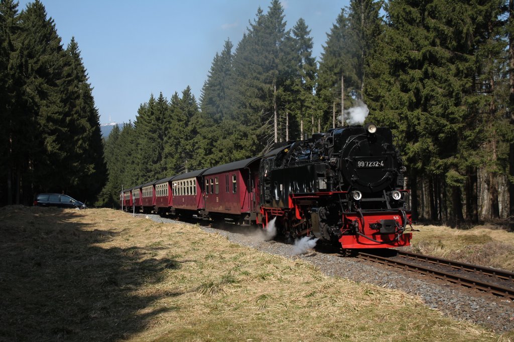 99 7232 der Harzer Schmalspurbahnen, im Hintergrund der Brocken. Am 10.04.2009.