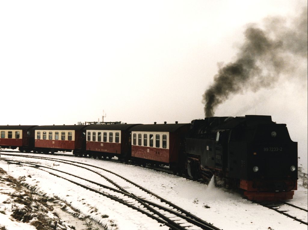 99 7233-2 der Harzer Schmalspurbahnen mit Zug 8921 Brocken-Nordhausen Nord auf Bahnhof Brocken am 16-10-1997. Bild und scan: Date Jan de Vries. 