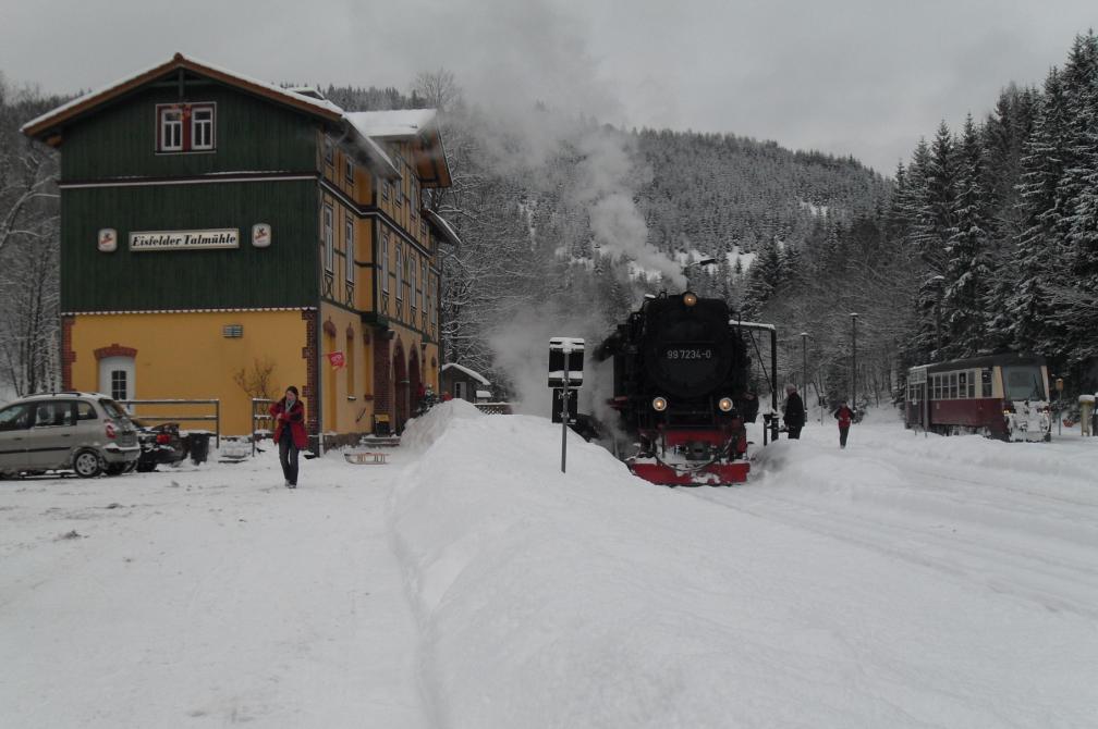 99 7234-0 im Bahnhof Eisfelder Talmhle beim Wasserfassen (19.12.2010).
