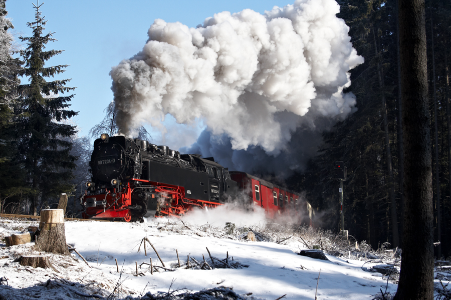 99 7234-0 mit dem ersten Zug des Tages kurz hinter Drei Annen Hohne.(Februar 2011) 
