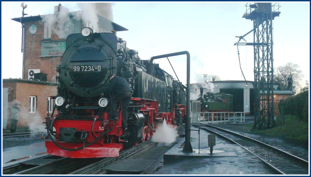 99 7234-0 wird mit Wasser versorgt und Malletlok 99 5902 wird abgedreht in Wernigerode. (07.12.2009)
