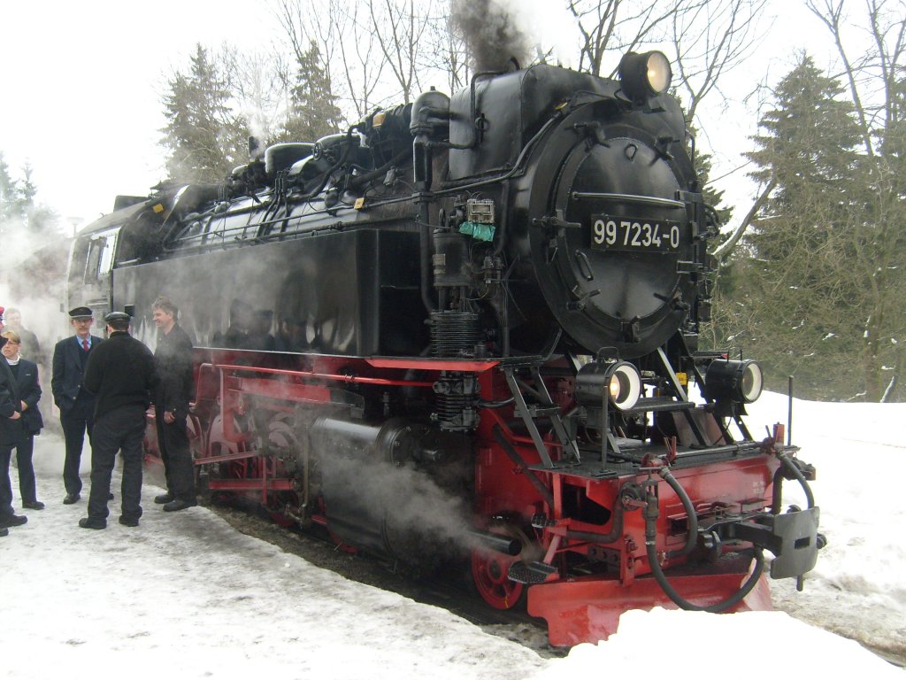 99 7234 steht am 19.2.2010 mit einem bergwrts fahrenden Brockenzug im Bahnhof Drei Annen Hohne und wird in wenigen Minuten zum Brocken aufbrechen.
Mit diesem Zug bin ich dann hoch auf den Brocken gefahren.
Weitere Bilder werden folgen!

Harzreise 2/2010
